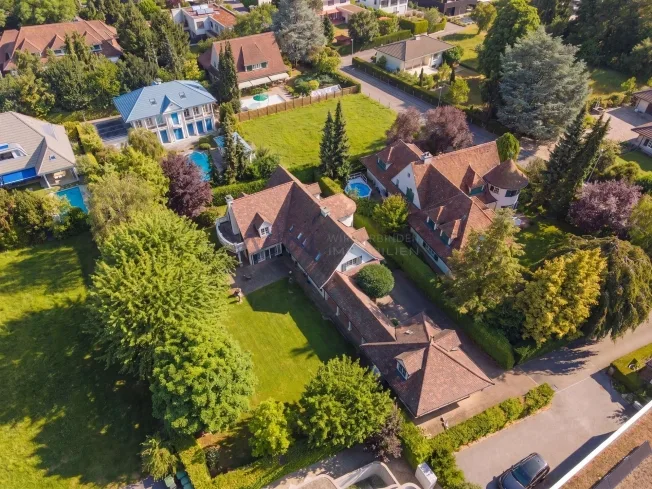 10.5 Zimmer Villa in Binningen – foto 3 di 12