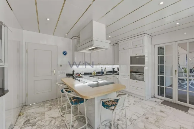 10.5 Zimmer Villa in Binningen – foto 7 di 12