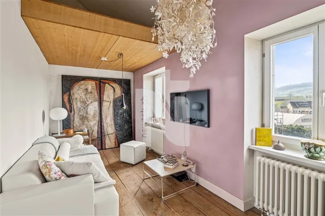 Stilvolles Haus mit Ökonomiegebäude, Atelier, Garten und Carport – Foto 9 von 13
