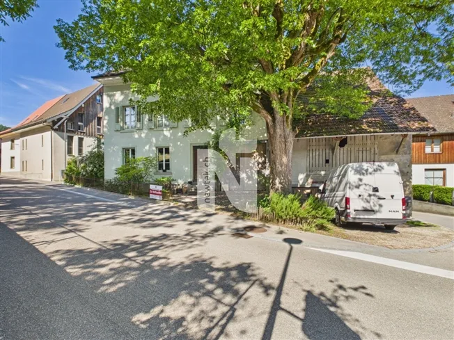 Stilvolles Haus mit Ökonomiegebäude, Atelier, Garten und Carport – Foto 2 von 13