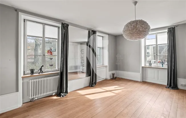 Stilvolles Haus mit Ökonomiegebäude, Atelier, Garten und Carport – Foto 6 von 13