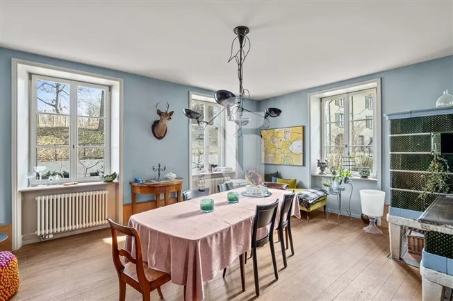 Stilvolles Haus mit Ökonomiegebäude, Atelier, Garten und Carport – Foto 3 von 13