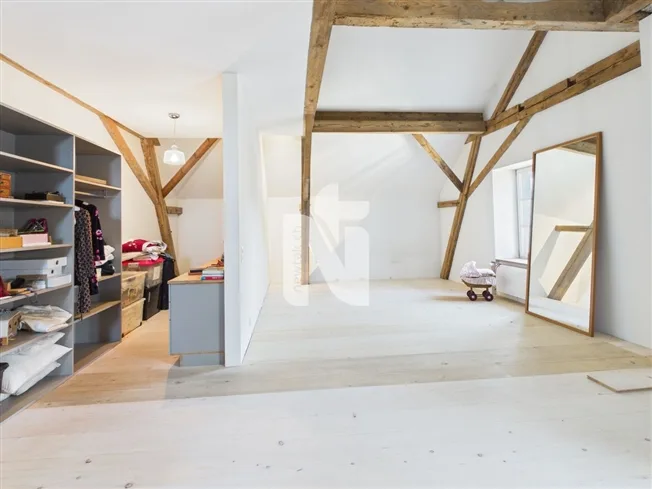 Stilvolles Haus mit Ökonomiegebäude, Atelier, Garten und Carport – Foto 10 von 13