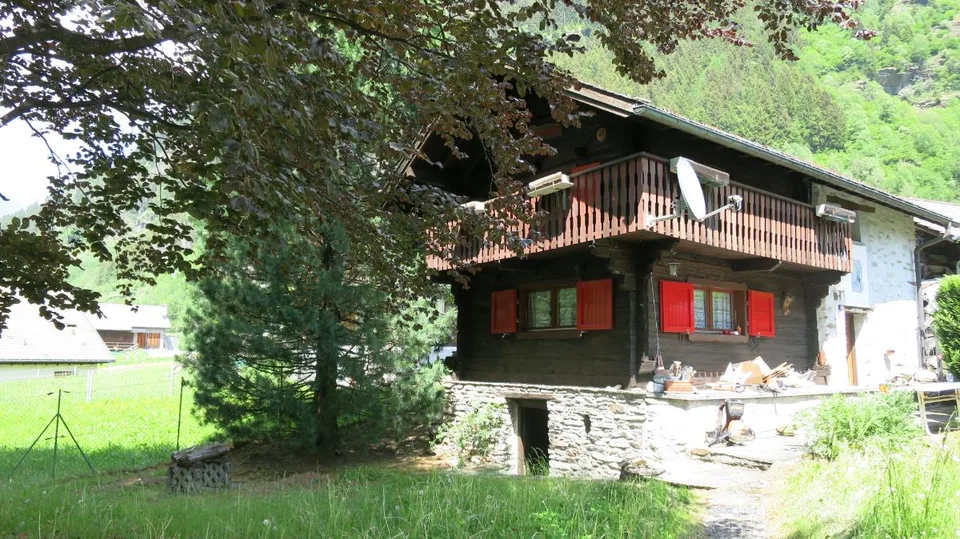 3.5 Zimmer Einfamilienhaus in Rossa – Foto 2 von 10