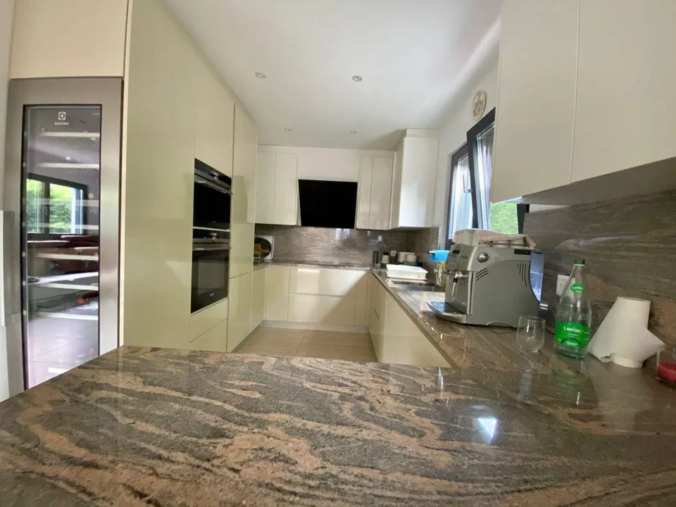 9.5 Zimmer Doppeleinfamilienhaus in Lamone-Cadempino – Foto 6 von 9