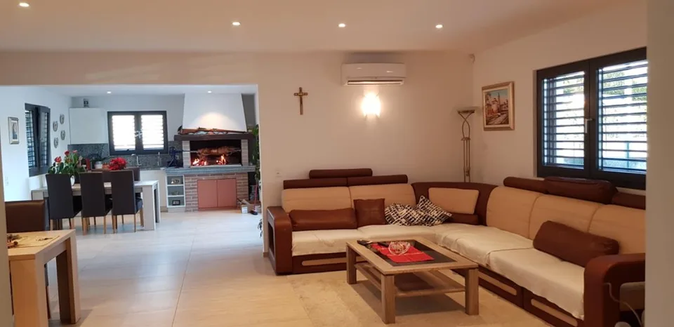 9.5 Zimmer Doppeleinfamilienhaus in Lamone-Cadempino – Foto 8 von 9