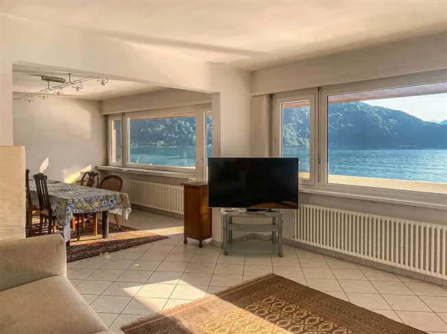 Villa direttamente sul lago con posti barca privati – foto 2 di 19