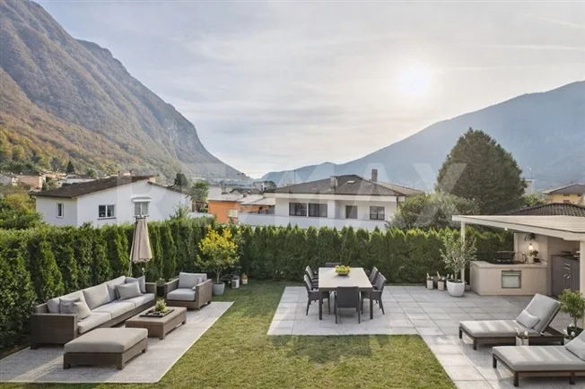 Villa Bifamiliare con grandi spazi interni ed esterni – Foto 3 von 13