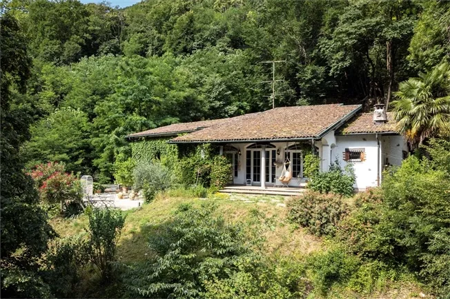 7.5 Zimmer Villa in Riva San Vitale – Foto 3 von 11