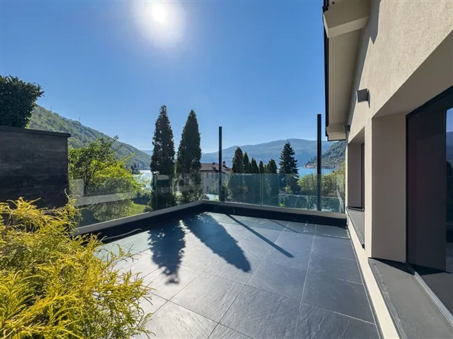 Splendida villa di lusso vista lago con piscina e darsena – foto 34 di 36