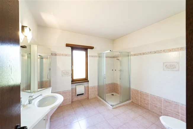 10 Zimmer Einfamilienhaus in Comano – Foto 12 von 19
