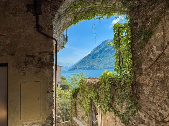 Casa fronte lago da ristrutturare e con progetto approvato a Gandria – foto 3 di 8