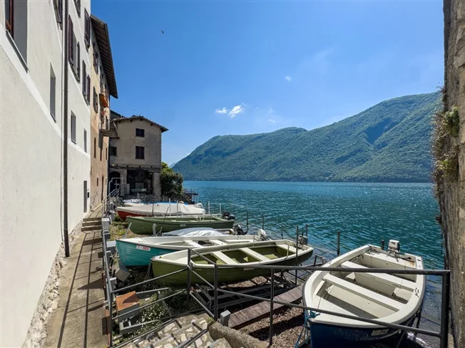 Casa fronte lago da ristrutturare e con progetto approvato a Gandria – foto 6 di 8