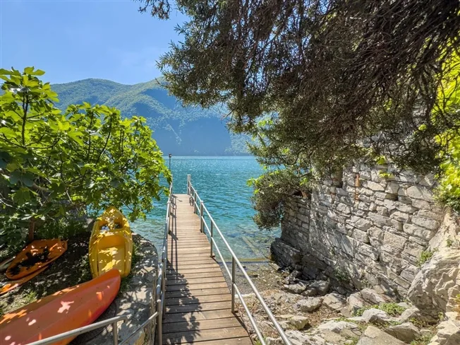 Casa fronte lago da ristrutturare e con progetto approvato a Gandria – foto 5 di 8