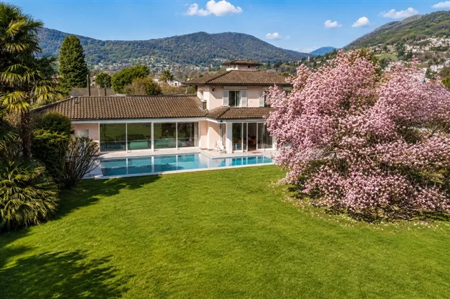 12 Zimmer Villa in Magliaso – Foto 2 von 20