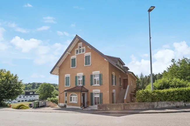 Dachwohnung mit Flair in Bahnhofsnähe