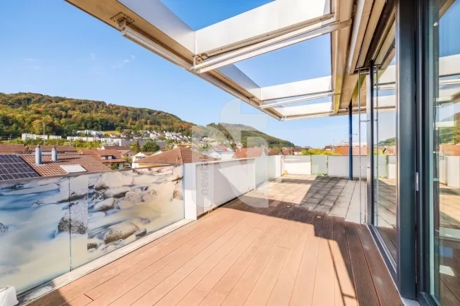 Exklusive Attikawohnung mit direktem Liftzugang, grosszügiger Terrasse, traumhafter Weitsicht und zwei Tiefgaragenplätzen – Foto 1 von 13