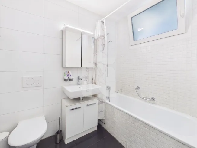 3.5-Zimmer-Wohnung in Rheinnähe mit 15 m² Balkon, Lift und Weitblick – Foto 6 von 12