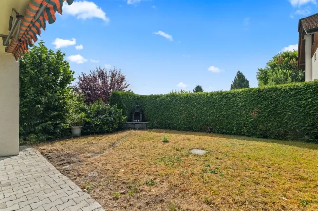 Maison mitoyenne familiale avec deux espaces de jardin, vue panoramique et garage – photo 7 sur 13