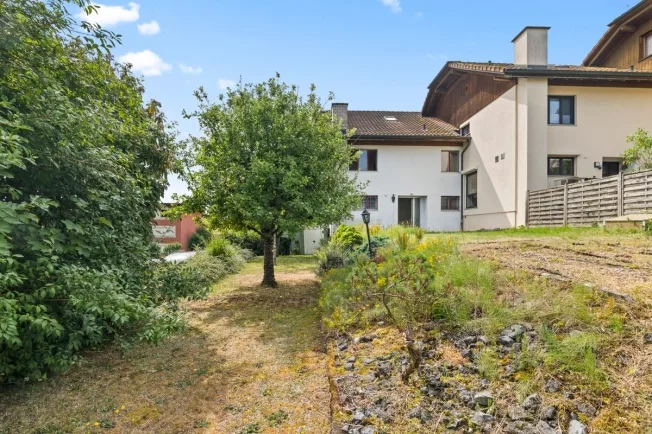 Maison mitoyenne familiale avec deux espaces de jardin, vue panoramique et garage – photo 2 sur 13
