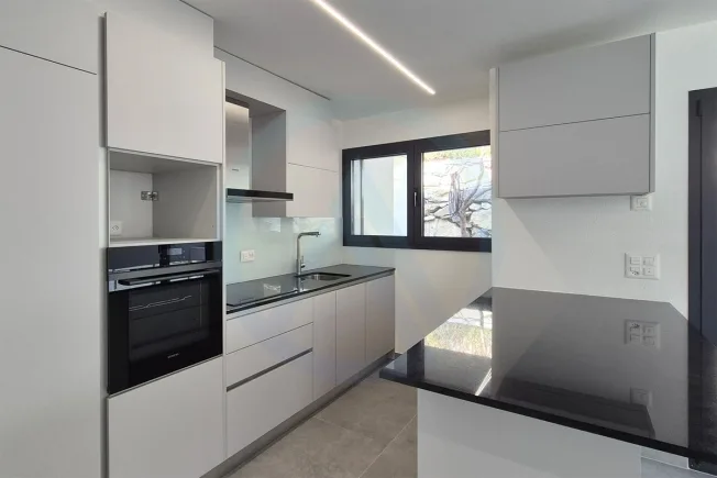 Magnifica villa bifamiliare con vista sulle montagne nelle alture di Sion – foto 18 di 26