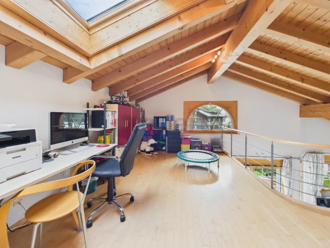 Double garage plus 3 outdoor parking spaces, cozy fireplace and fantastic mountain panorama – photo 10 of 30