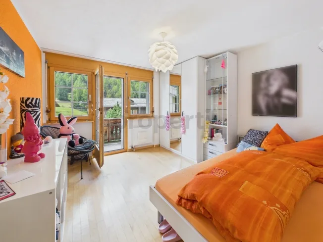 Double garage plus 3 outdoor parking spaces, cozy fireplace and fantastic mountain panorama – photo 9 of 30