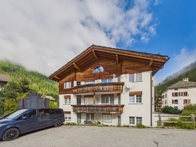 Double garage plus 3 outdoor parking spaces, cozy fireplace and fantastic mountain panorama – photo 1 of 30