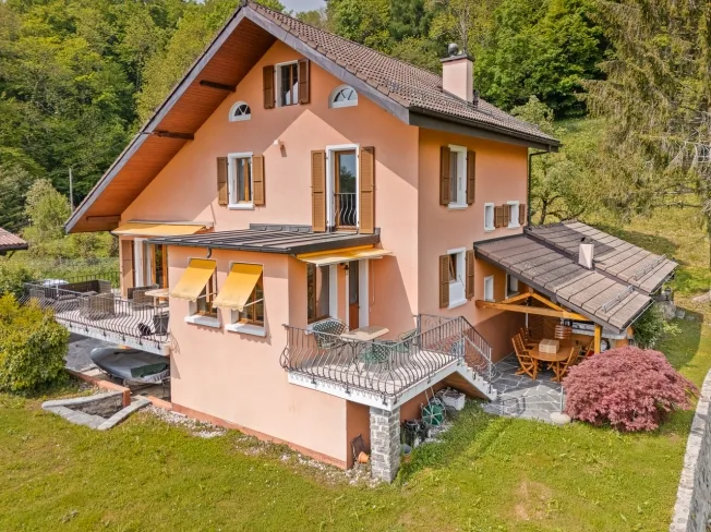 Schönes individuelles Haus mit herrlichem Blick auf den See – Foto 3 von 23