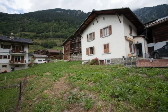 3.5 Zimmer Einfamilienhaus in Lourtier – Foto 2 von 10