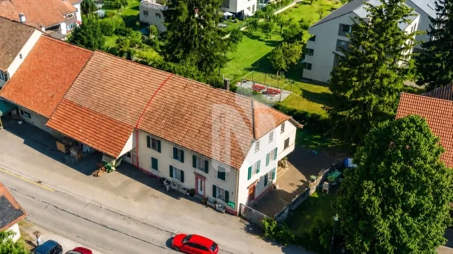 Charmantes Bauernhaus mit zwei separaten Wohnungen, grossem Garten, Terrasse und Renditepotenzial – Foto 2 von 13