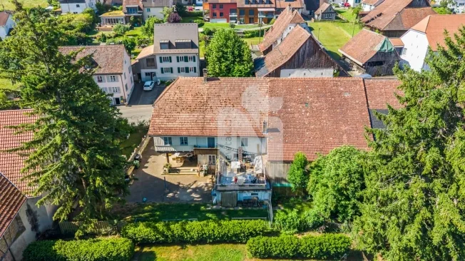 Charmantes Bauernhaus mit zwei separaten Wohnungen, grossem Garten, Terrasse und Renditepotenzial – Foto 1 von 13