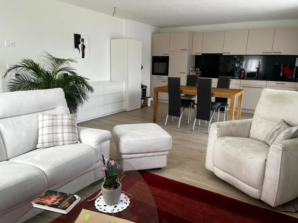 Recherche locataire pour grand appartement 3.5 pièces avec balcon, ascenseur, 1er étage
