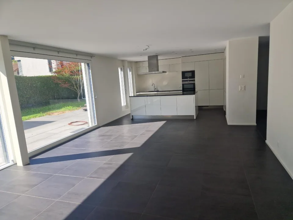 Helle 5.5-Zimmer-Wohnung mit Balkon in Pratteln – sofort verfügbar!