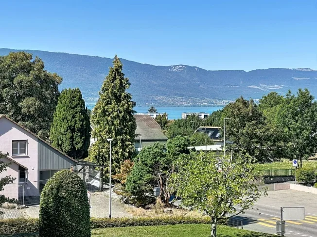 Luce, spazio e una bella vista sul lago: un appartamento mansardato rinnovato – foto 12 di 12