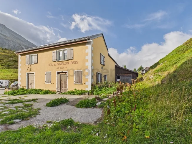 Historisches Pass-Juwel auf 2'005 m ü. M.: 228 m² Wohnfläche, alpine Traumkulisse und vielseitige Nutzung – Foto 1 von 16