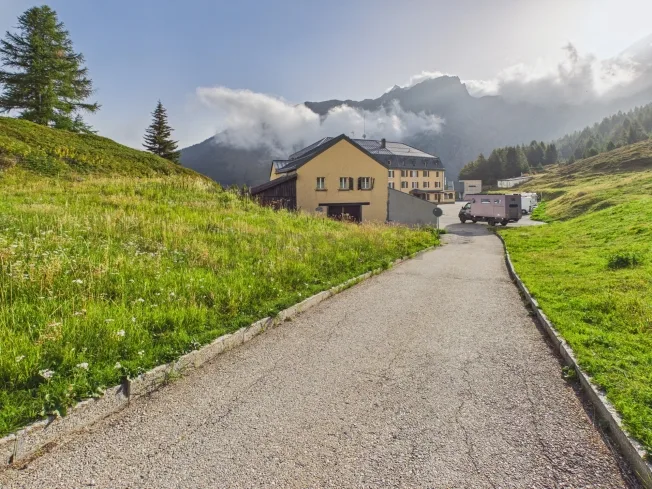 Historisches Pass-Juwel auf 2'005 m ü. M.: 228 m² Wohnfläche, alpine Traumkulisse und vielseitige Nutzung – Foto 4 von 16