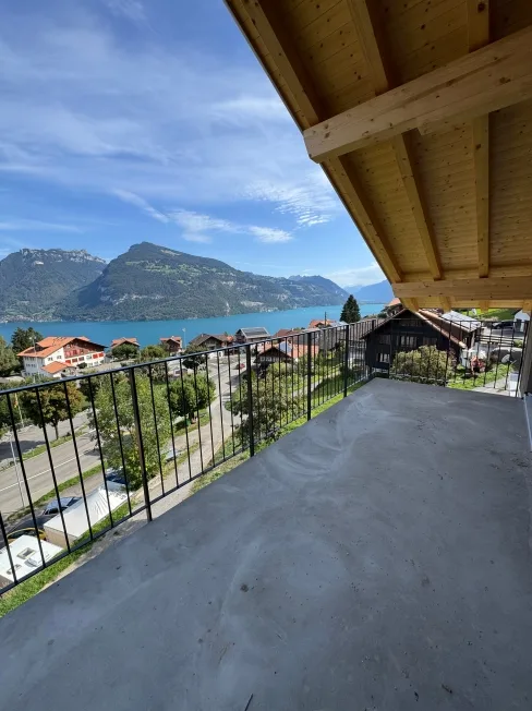Herrliche Sicht auf den Thunersee, Grosszügiger Balkon mit Panoramablick, Erstbezug im Neubau mit vier Einheiten – Foto 5 von 12