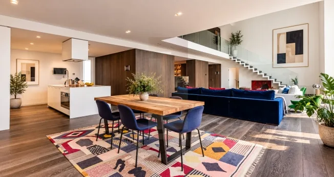 Élégant duplex contemporain avec double hauteur et services hôteliers – photo 3 sur 10