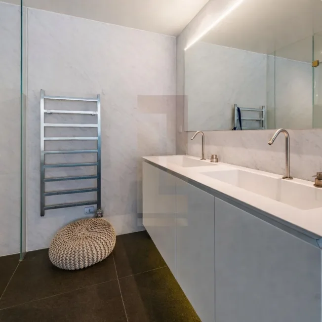Élégant duplex contemporain avec double hauteur et services hôteliers – photo 9 sur 10