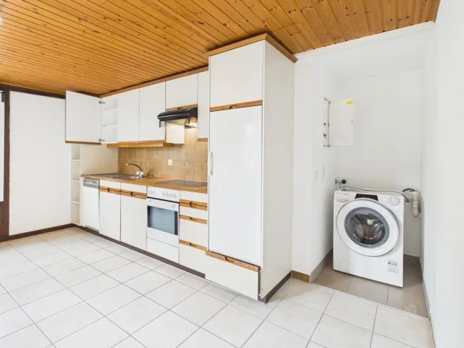 Appartamento a mansarda affascinante con cucina nuova, lavatrice privata e molto spazio – foto 7 di 9