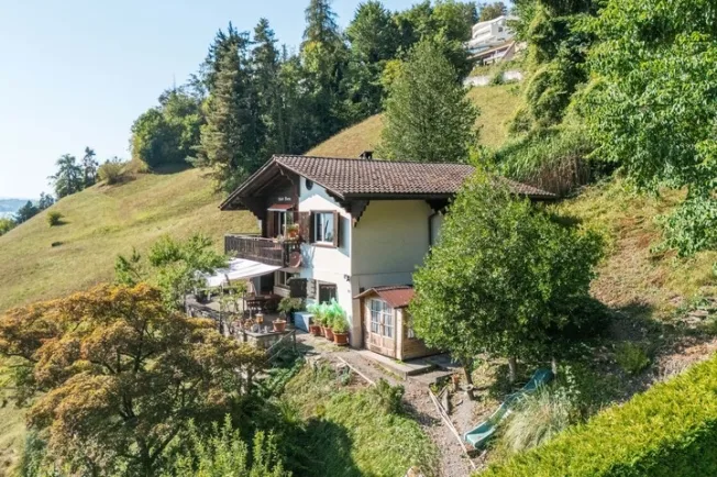 5.5 Zimmer Einfamilienhaus in Vitznau – Foto 2 von 8