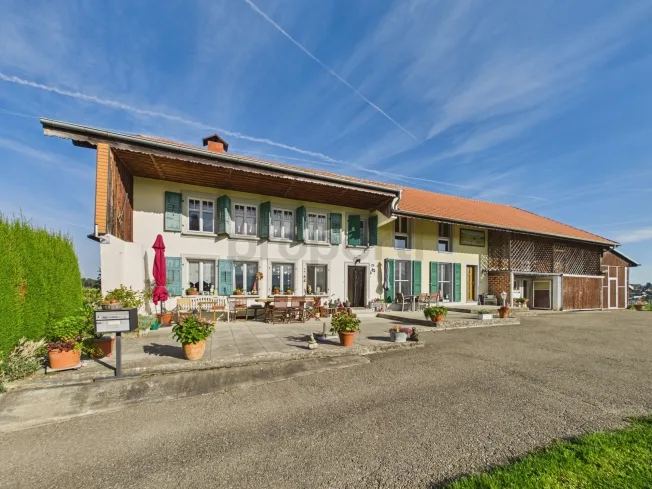 Une propriété de caractère offrant volumes, potentiel et multiples possibilités – Foto 1 von 26