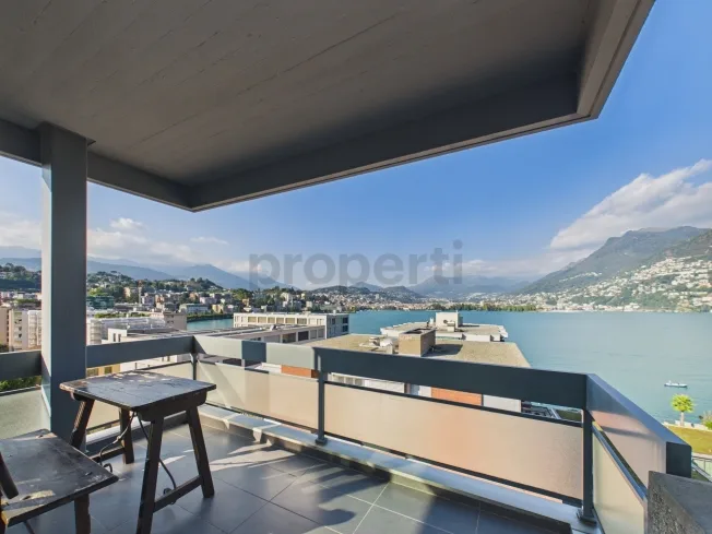 Elegant 4.5-Room Attic Apartment Renovated with Panoramic Lake View – photo 11 of 24