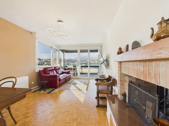 Elegant 4.5-Room Attic Apartment Renovated with Panoramic Lake View – photo 4 of 24