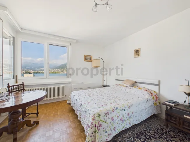 Elegant 4.5-Room Attic Apartment Renovated with Panoramic Lake View – photo 6 of 24