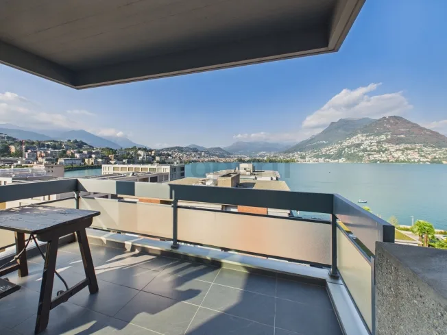 Elegant 4.5-Room Attic Apartment Renovated with Panoramic Lake View – photo 5 of 24