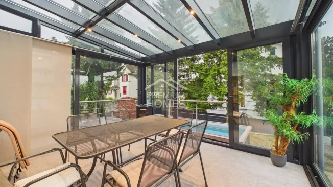 Casa familiare esclusiva con unità abitativa aggiuntiva, piscina e doppio garage – foto 22 di 28