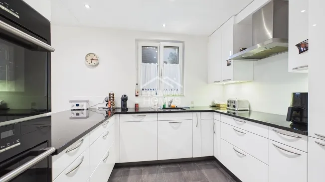 Casa familiare esclusiva con unità abitativa aggiuntiva, piscina e doppio garage – foto 25 di 28