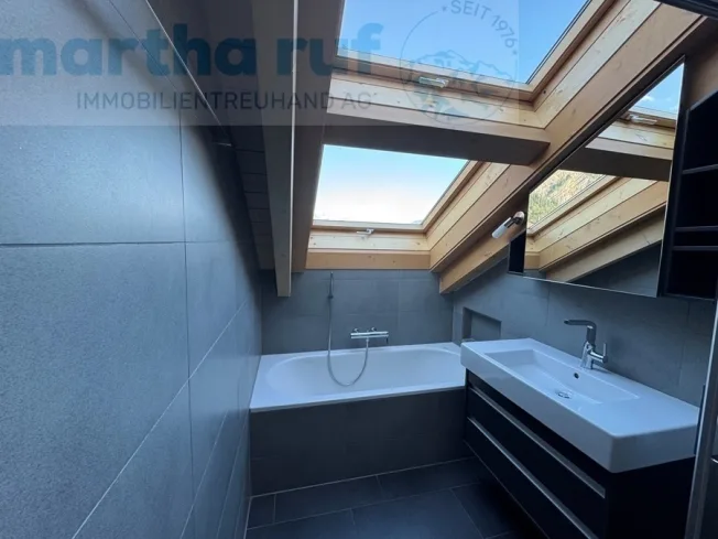 3.5-Zimmer-Dachwohnung mit traumhaftem Bergpanorama – foto 12 di 14